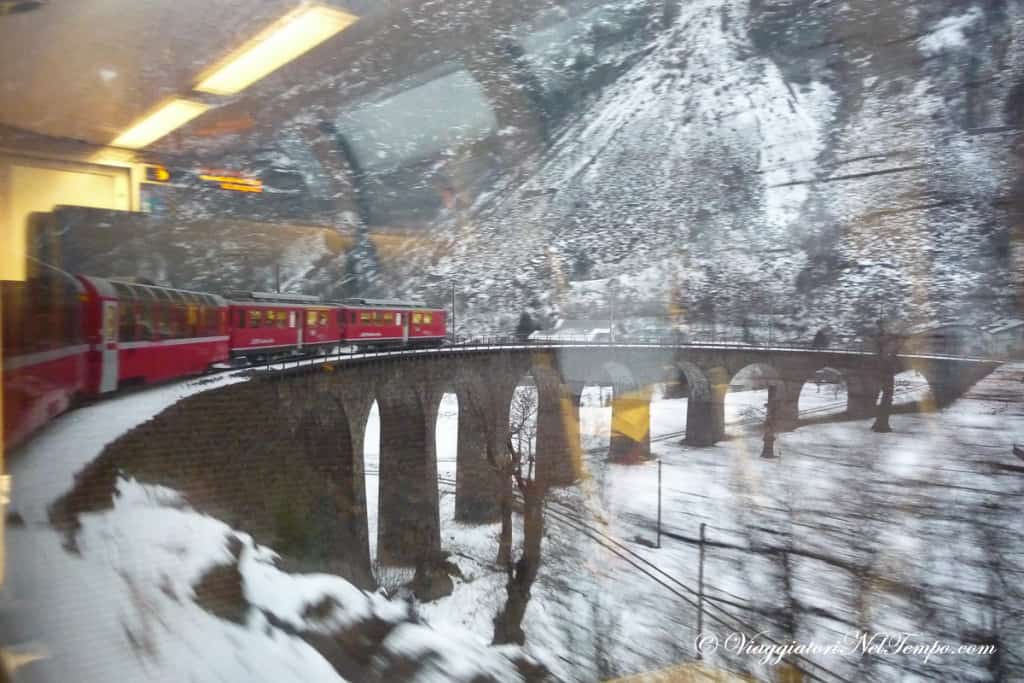 il viadotto di forma elicoidale ed il trenino del Bernina